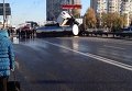Грузовик перевернулся в Киеве, залив дорогу подсолнечным маслом. Видео