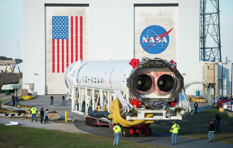 Ракета-носитель Antares с космическим грузовиком Cygnus