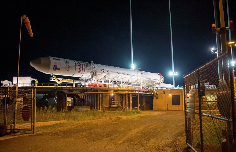 Ракета-носитель Antares с космическим грузовиком Cygnus
