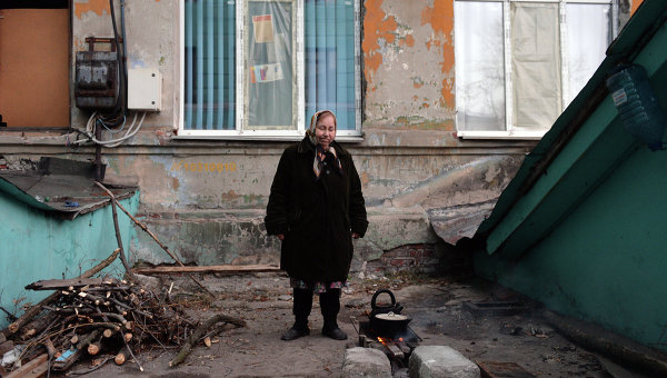 Во дворе разрушенной горбольницы Донецка. Архивное фото