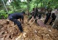 Спасательные работы на месте схода оползня на Шри-Ланке