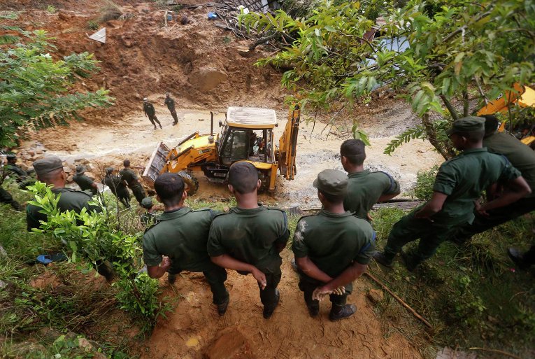 Спасательные работы на месте схода оползня на Шри-Ланке