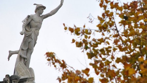 Осенний Львов - скульптура Меркурия