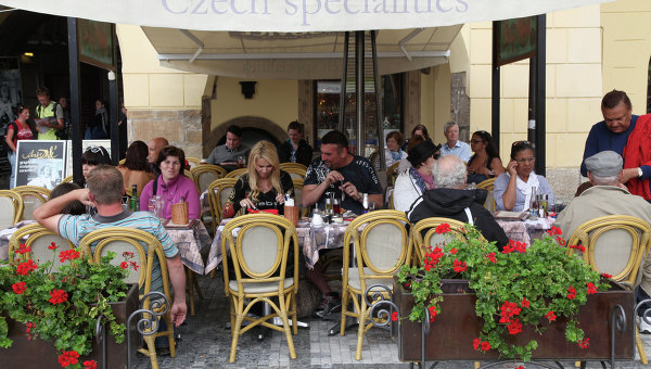 Уличное кафе и отель в Чехии. Архивное фото