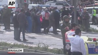 Палестинец врезался в толпу людей на автомобиле в Восточном Иерусалиме. Видео