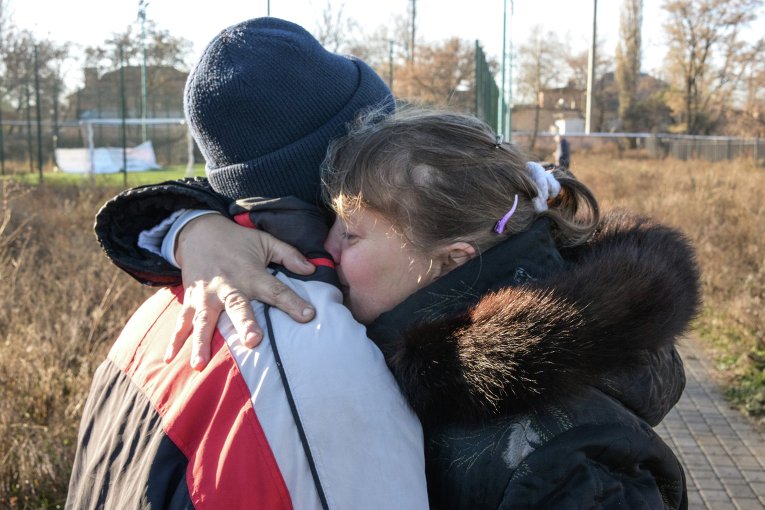 Родители детей, погибших и раненных при обстреле школы в Донецке