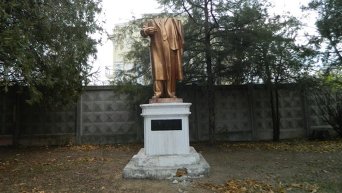 Обезглавленный памятник В.И. Ленину
