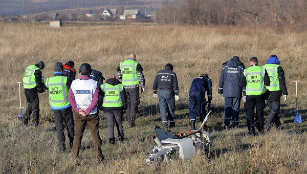 ОБСЕ вместе с экспертами из Голландии осматривают место падения Boeing