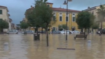 В Италии сильные дожди привели к разливам рек и наводнению. Видео