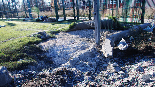 Последствия обстрела школы в Донецке