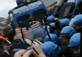 В Неаполе протесты против реформ переросли в столкновения с полицией