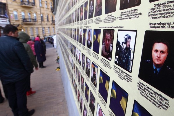 На Андреевском спуске появились фото бойцов, погибших в зоне АТО