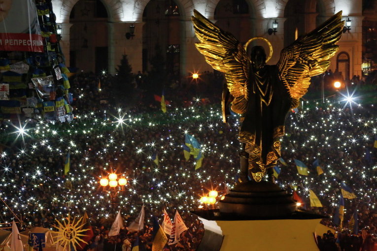 Во время Евромайдана. Статуя Архангела Михаила на Майдане Незалежности