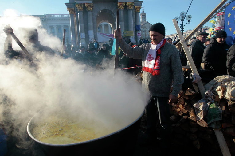 Активисты Евромайдана варят еду на главной площади Украины