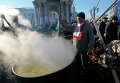 Активисты Евромайдана варят еду на главной площади Украины