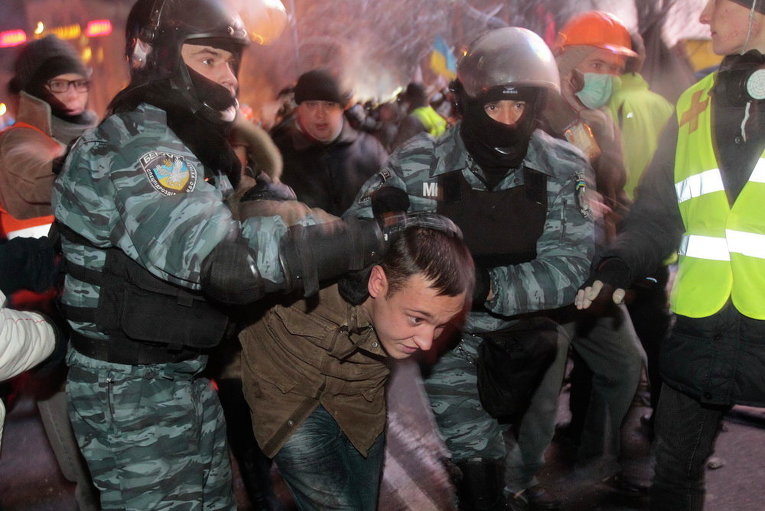 Спецназ задерживает активиста Евромайдана