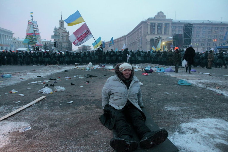 Одиночный протест женщины на Евромайдане