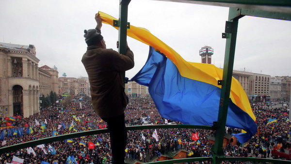 Активист вешает флаг Украины