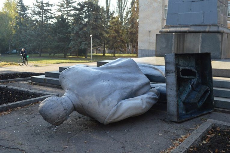 Разрушенный памятник Ленину
