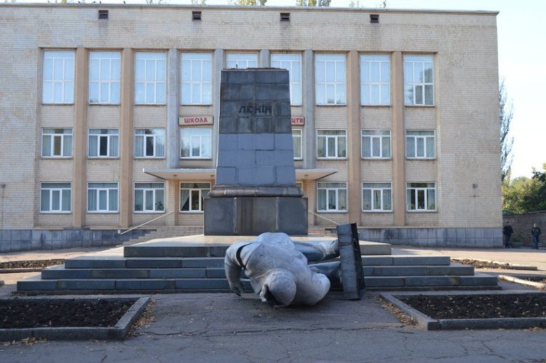Разрушенный памятник Ленину