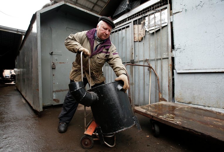 Мужчина купил буржуйку на рынке в Донецке