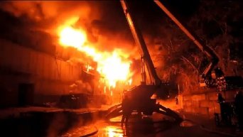 Как спасатели тушили вспыхнувшие ангары в Киеве. Видео