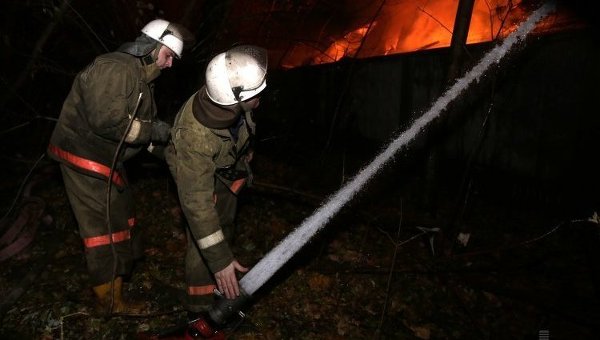 Ликвидация пожара в столичном ангаре возле станции метро Шулявка