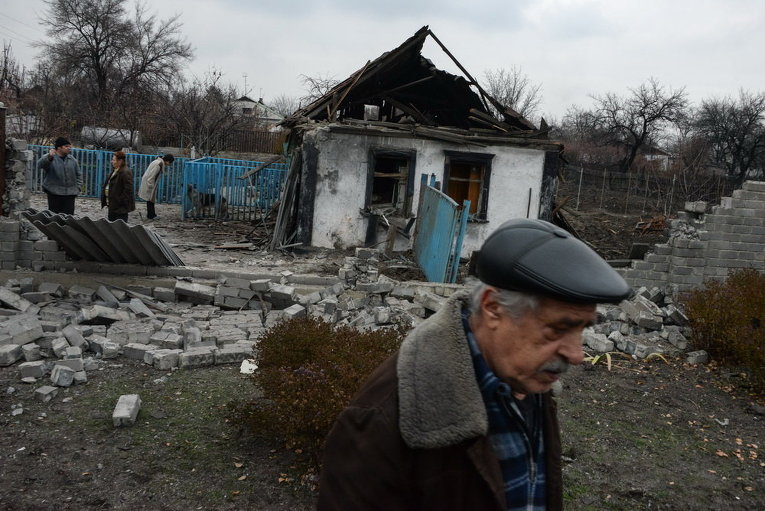 Разрушенные после обстрела дома в Донецке