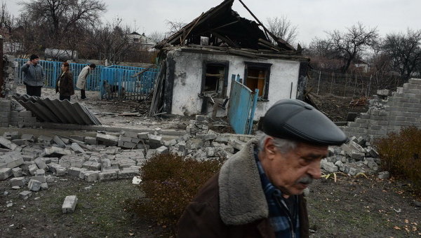 Разрушенные после обстрела в Донбассе. Архивное фото