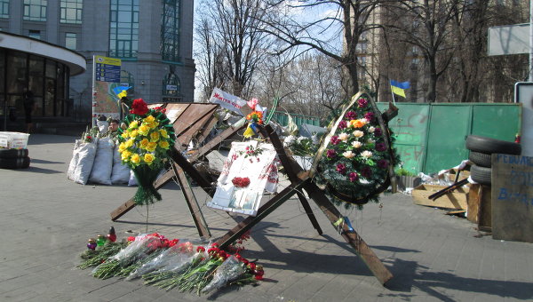 Киев - цветы в память о погибших активистов Майдана