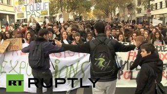 Сотни жителей Парижа выступили против полицейской жестокости. Видео