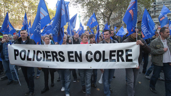Париж протестует против жестокости полицейских