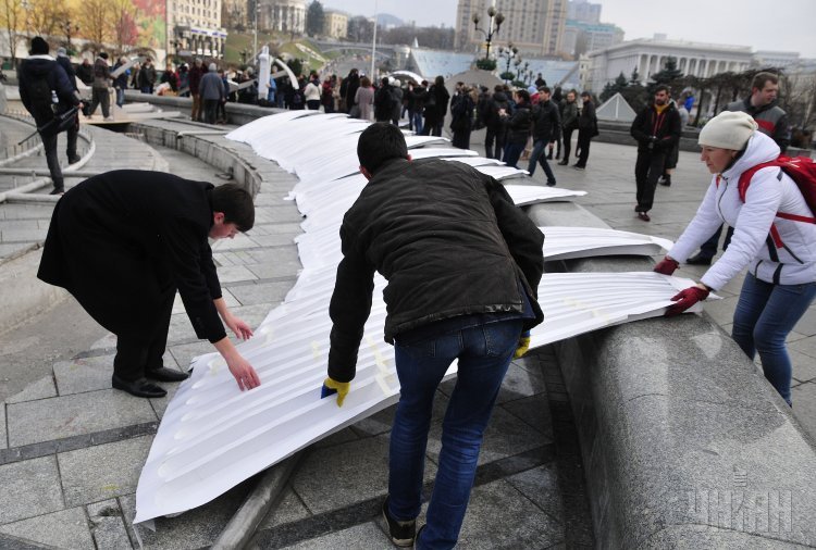 На Майдане Незалежности в Киеве с картона на один день восстановили легендарный Фонтан дружбы народов