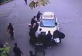 В Китае девушку, попавшую под авто, спасли прохожие. Видео