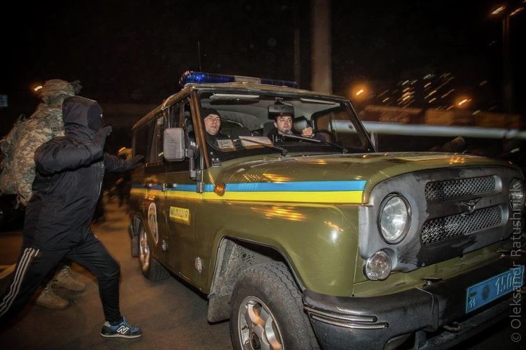 Столкновения протестующих против застройки и сотрудников МВД на Осокорках в Киеве