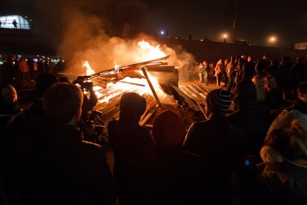 Жители киевских Осокорков сожгли стройплощадку