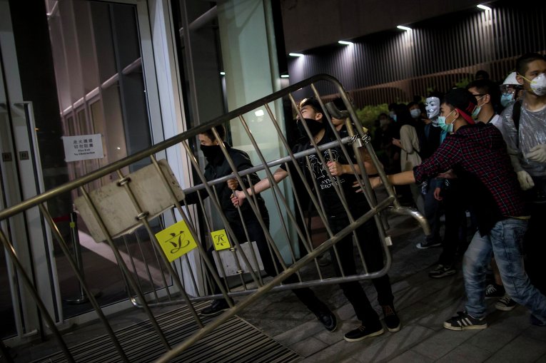 Столкновения между активистами и полицией произошли в Гонконге