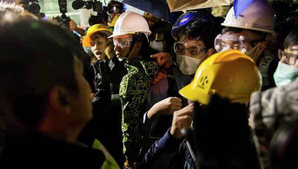 Столкновения между активистами и полицией в Гонконге