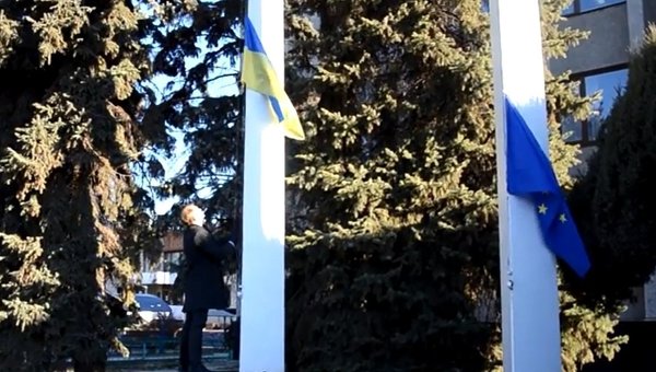 Флаг Евросоюза и Украины над мэрией Славянская