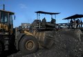 Рабочие занимаются сортировкой угля на нелегальной шахте в Торезе