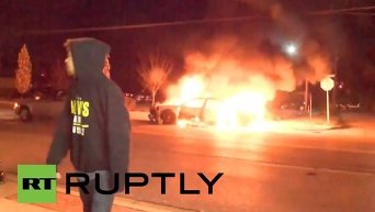 Фергюсон в огне: возмущенные демонстранты сожгли полицейский автомобиль. Видео