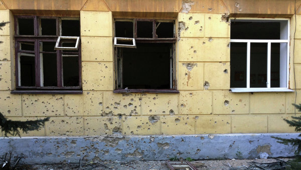 Здание школы в Донецкой области в результате обстрела. Архивное фото