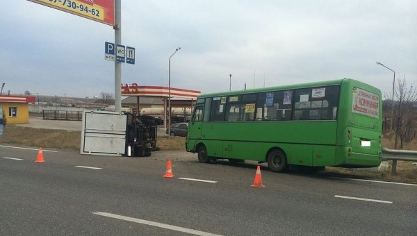 Авария грузовика и автобуса