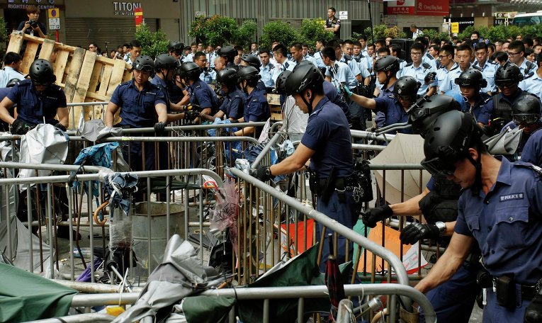 Полиция сносит баррикады и палатки протестующих в Гонконге