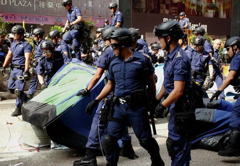Полицейские убирают палатку протестующих в Гонконге