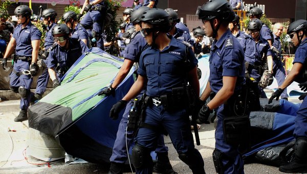 Полицейские убирают палатку протестующих в Гонконге