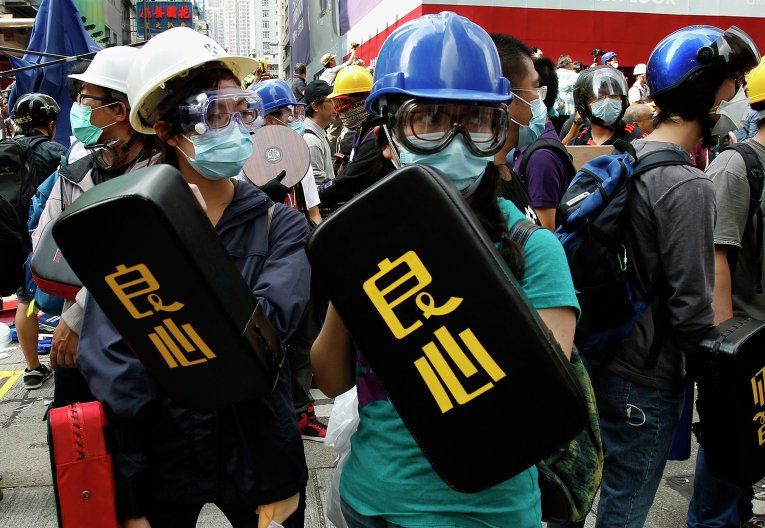 Протестующие с мягкими щитами в Гонконге. На щитах китайскими иероглифами написано совесть