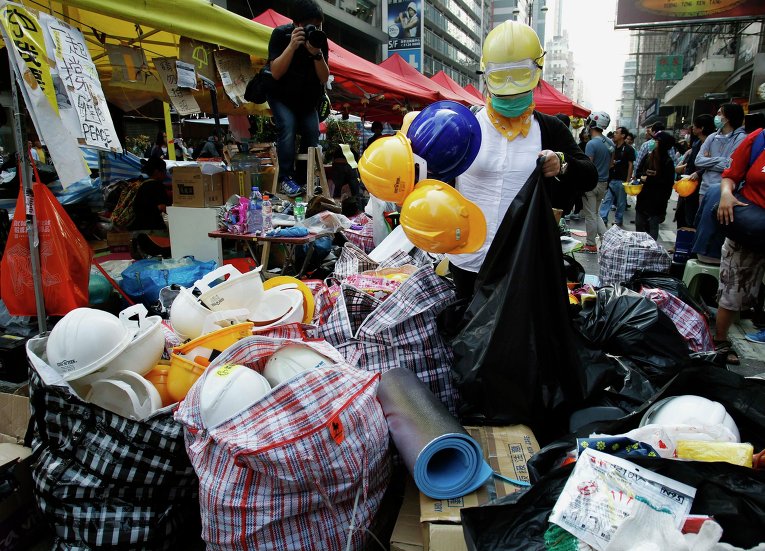 Демонстранты в Гонконге убирают свои вещи, чтобы освободить место протестов
