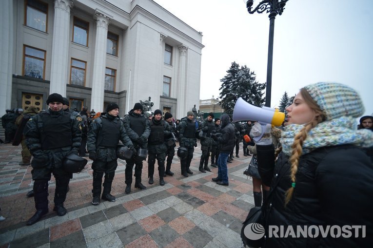 Избиратели и милиция проводили депутатов на первое заседание Рады