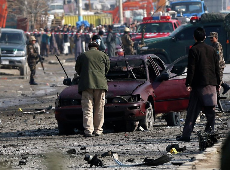 Сотрудники спецслужб на месте теракта в Кабуле